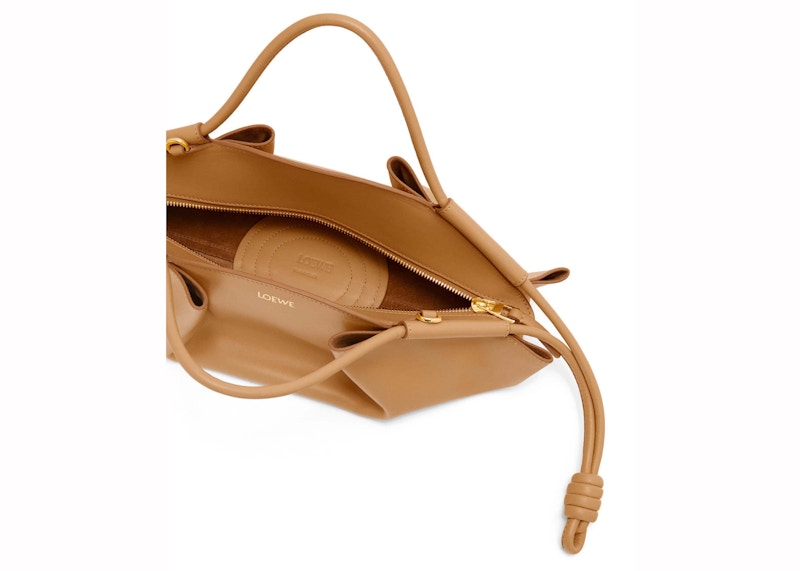 Lookbook LOEWE 小号 Paseo 闪亮小牛皮手袋 橡木色