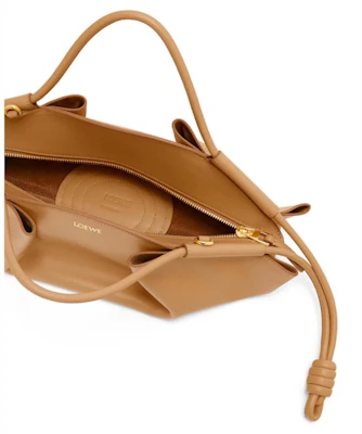 LOEWE 小号 Paseo 闪亮小牛皮手袋 橡木色 Lookbook LOEWE 小号 Paseo 闪亮小牛皮手袋 橡木色