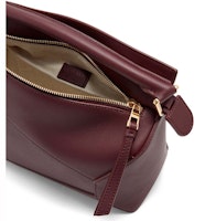 LOEWE Beg Puzzle Kecil Dalam Kulit Anak Lembu Klasik Burgundy Gelap Lookbook LOEWE Beg Puzzle Kecil Dalam Kulit Anak Lembu Klasik Burgundy Gelap