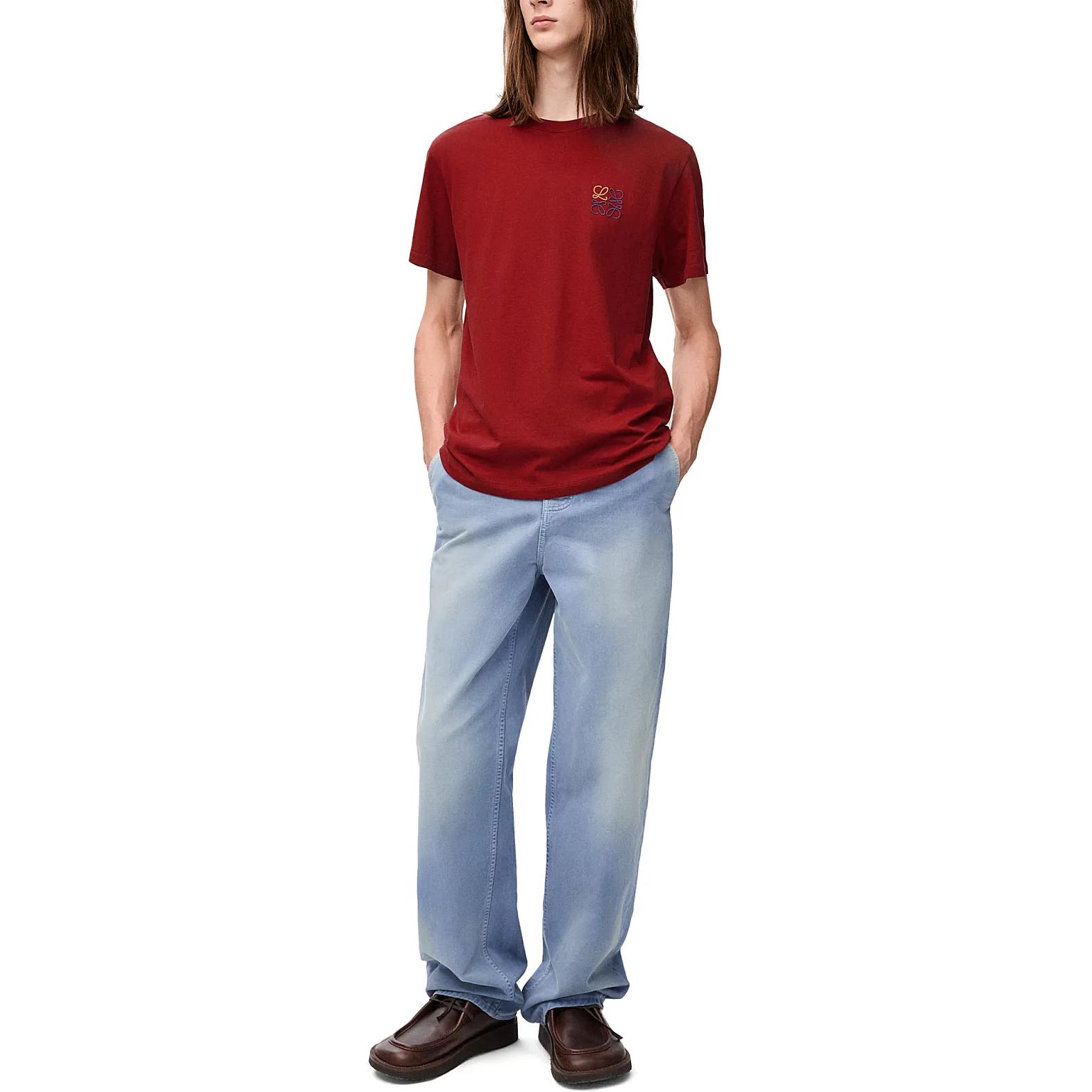 Lookbook LOEWE Kaos Crewneck Logo Bordir FW24 Merah Marun - Tee H526Y22X75-7110