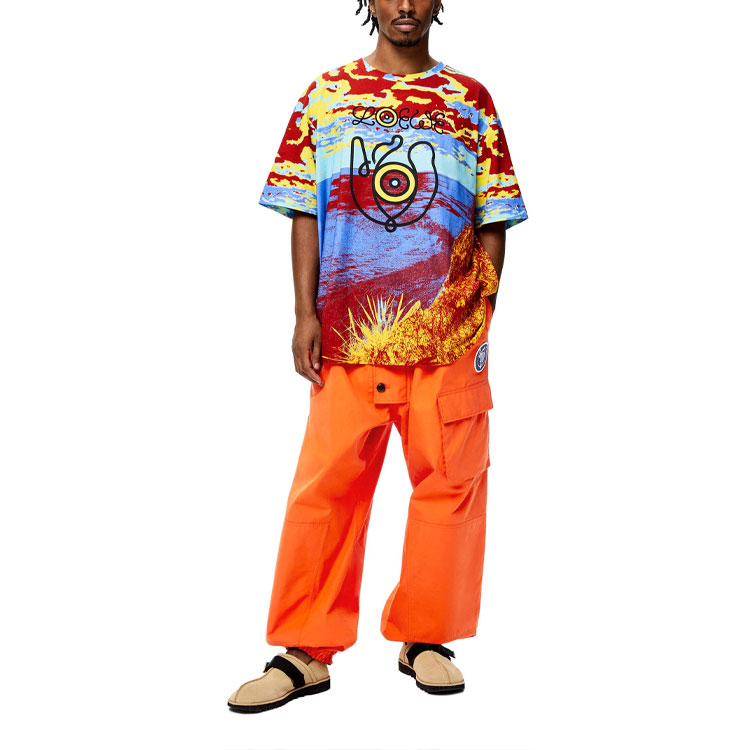 Lookbook LOEWE SS21 藍色棉質圓領T恤搭配多彩印花。 H664Y22J05-8890