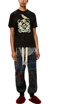 LOEWE SS22 Camiseta Negra Bordada con Diseño Botánico de Manga Corta. H800Y22X16-1489 Lookbook LOEWE SS22 Camiseta Negra Bordada con Diseño Botánico de Manga Corta. H800Y22X16-1489