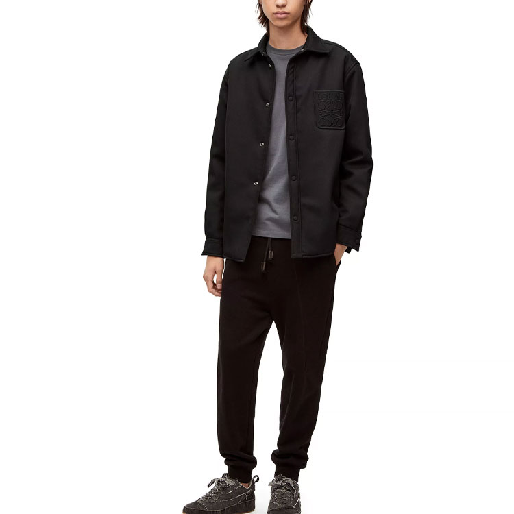 Lookbook LOEWE SS23 Baju Hitam Lengan Panjang dengan Poket Applique Solid. H526Y05WAC-1100