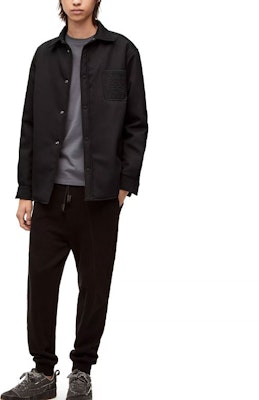 LOEWE SS23 黑色長袖襯衫附實心口袋飾片設計。 H526Y05WAC-1100 Lookbook LOEWE SS23 黑色長袖襯衫附實心口袋飾片設計。 H526Y05WAC-1100