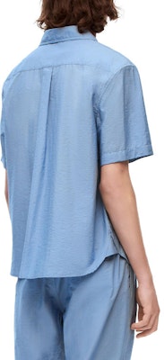 LOEWE SS23 藍色純色短袖襯衫,按扣設計。 H616Y05W25-5350 Shop LOEWE SS23 藍色純色短袖襯衫,按扣設計。 H616Y05W25-5350