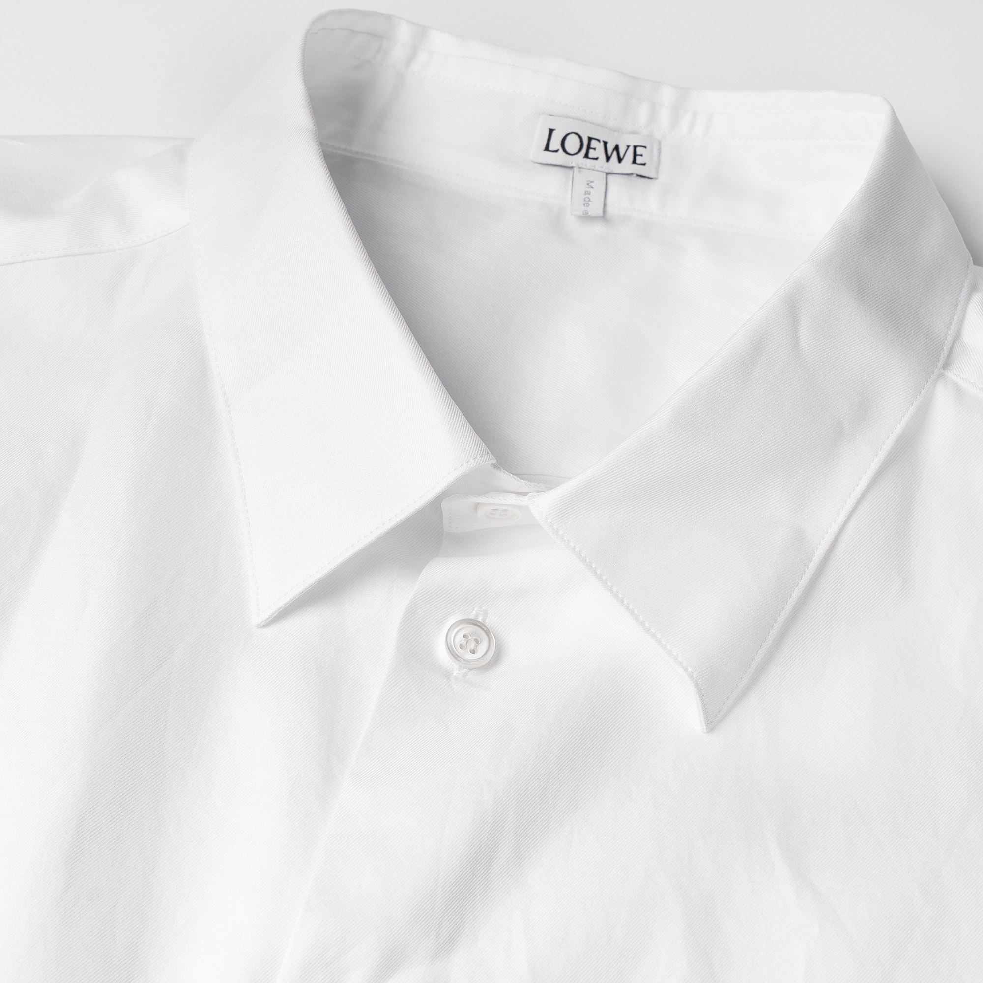 Shop ロエベ SS23 白 ロングスリーブ シャツ 刺繍ロゴ入り. H526Y05WB1-2100