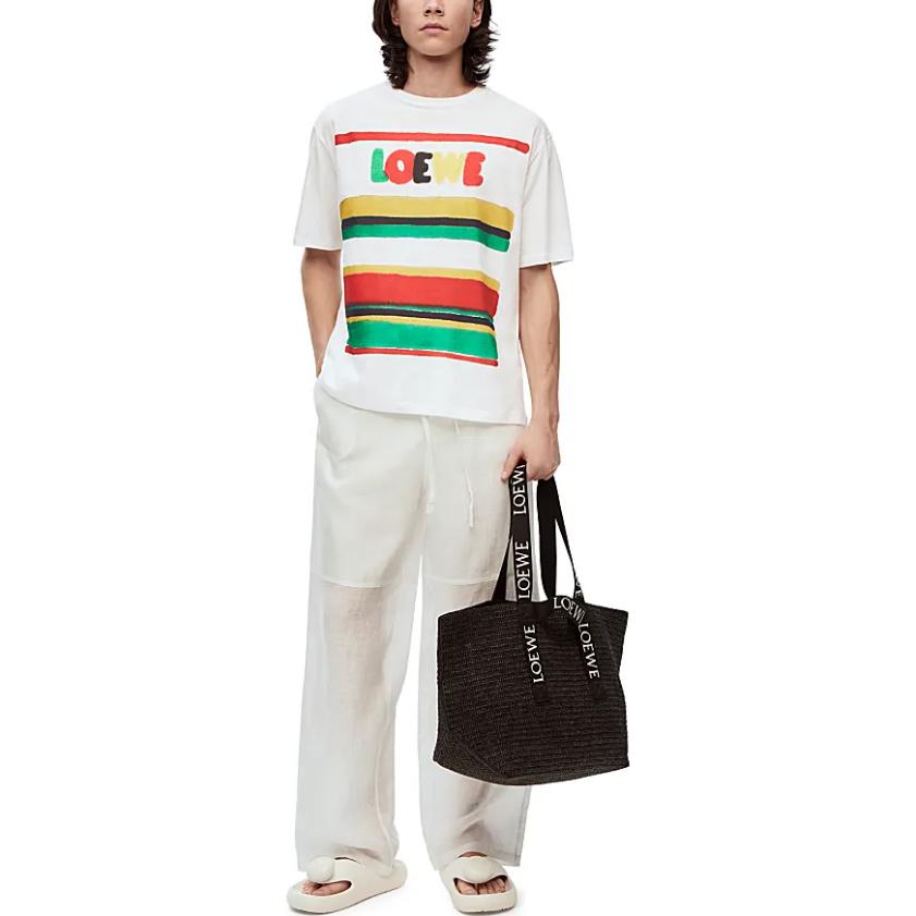 Lookbook LOEWE SS23 Camiseta Blanca con Bordado de Logo Multicolor a Rayas. H616Y22J12-4675