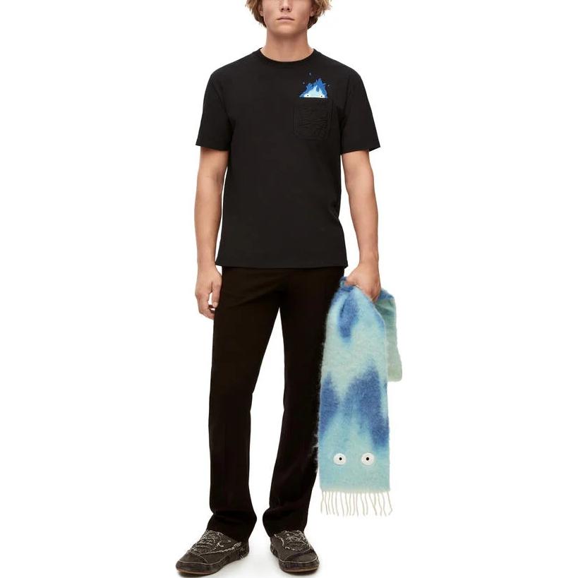 Lookbook LOEWE SS23 哈爾的移動城堡圖案男女黑色短袖T恤。 HB44Y22X07-1100