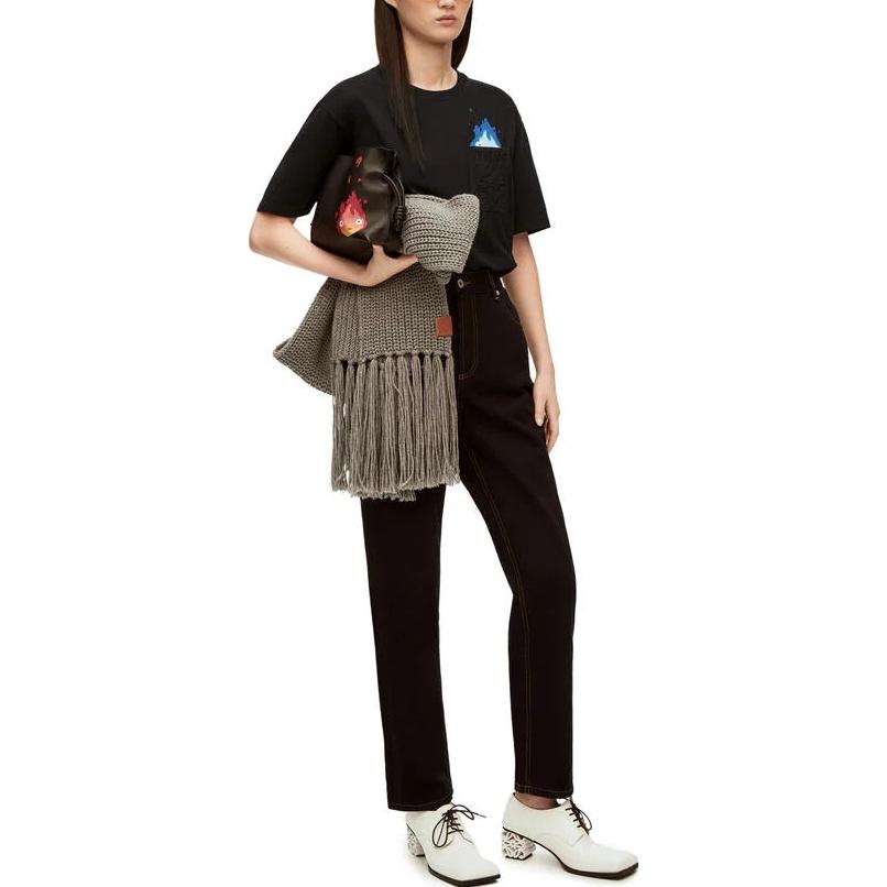 Shop LOEWE SS23 哈爾的移動城堡圖案男女黑色短袖T恤。 HB44Y22X07-1100