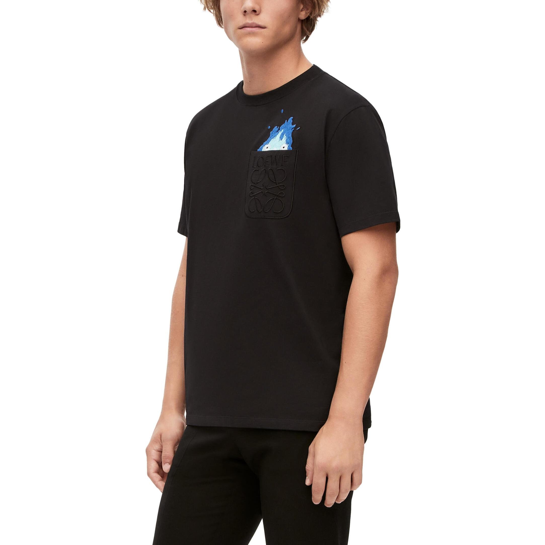 Sizing LOEWE SS23 哈爾的移動城堡圖案男女黑色短袖T恤。 HB44Y22X07-1100