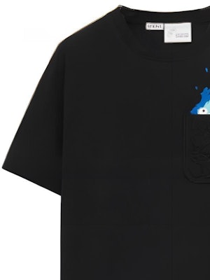 LOEWE SS23 Howl's Moving Castle Print Unisex Black Short Sleeve T-Shirt. HB44Y22X07-1100 Cheap LOEWE SS23 Howl's Moving Castle Print Unisex Black Short Sleeve T-Shirt. HB44Y22X07-1100