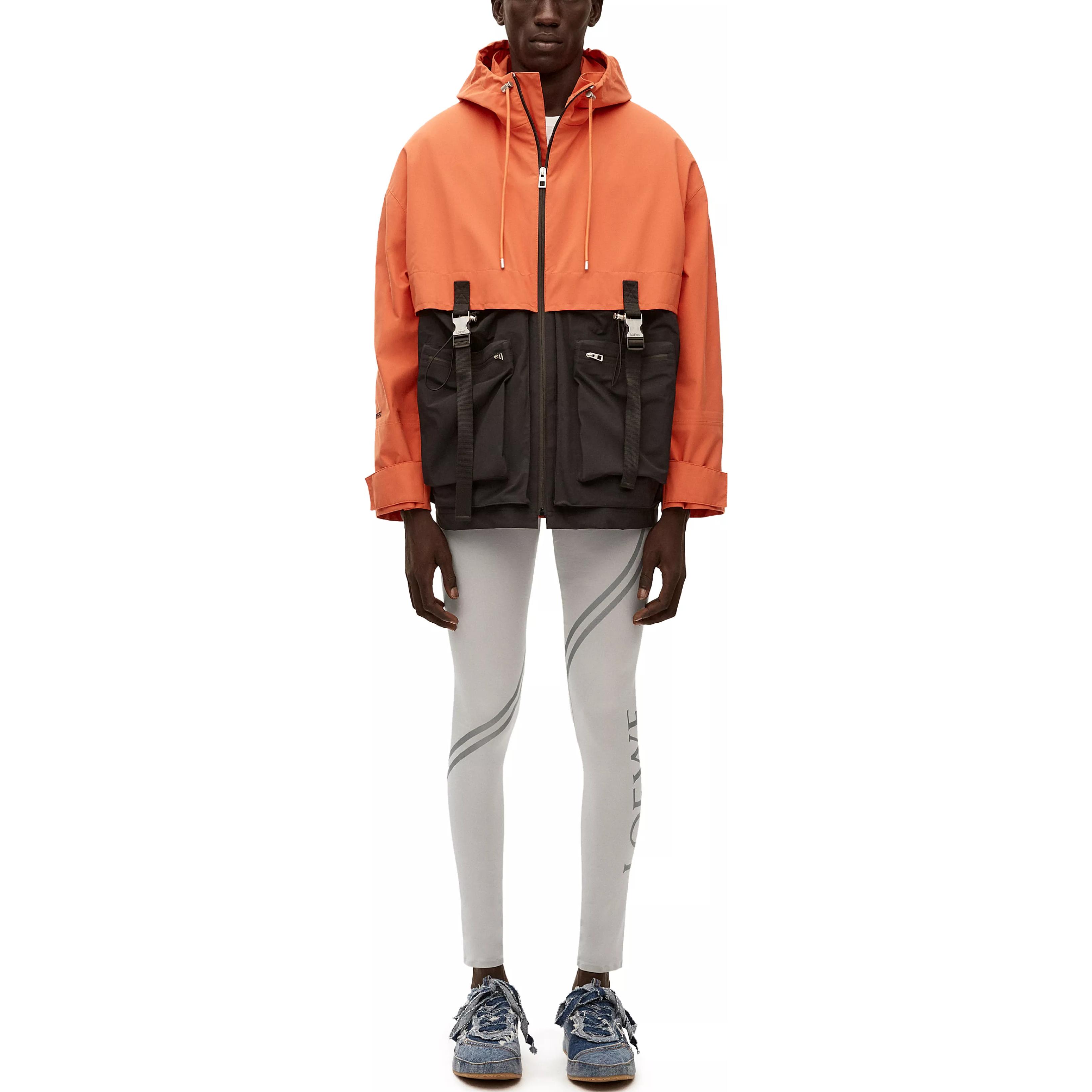 Lookbook LOEWE SS23 Seluar Jogger Slim Fit Kelabu Muda dengan Logo Huruf. H526Y27X34-1790