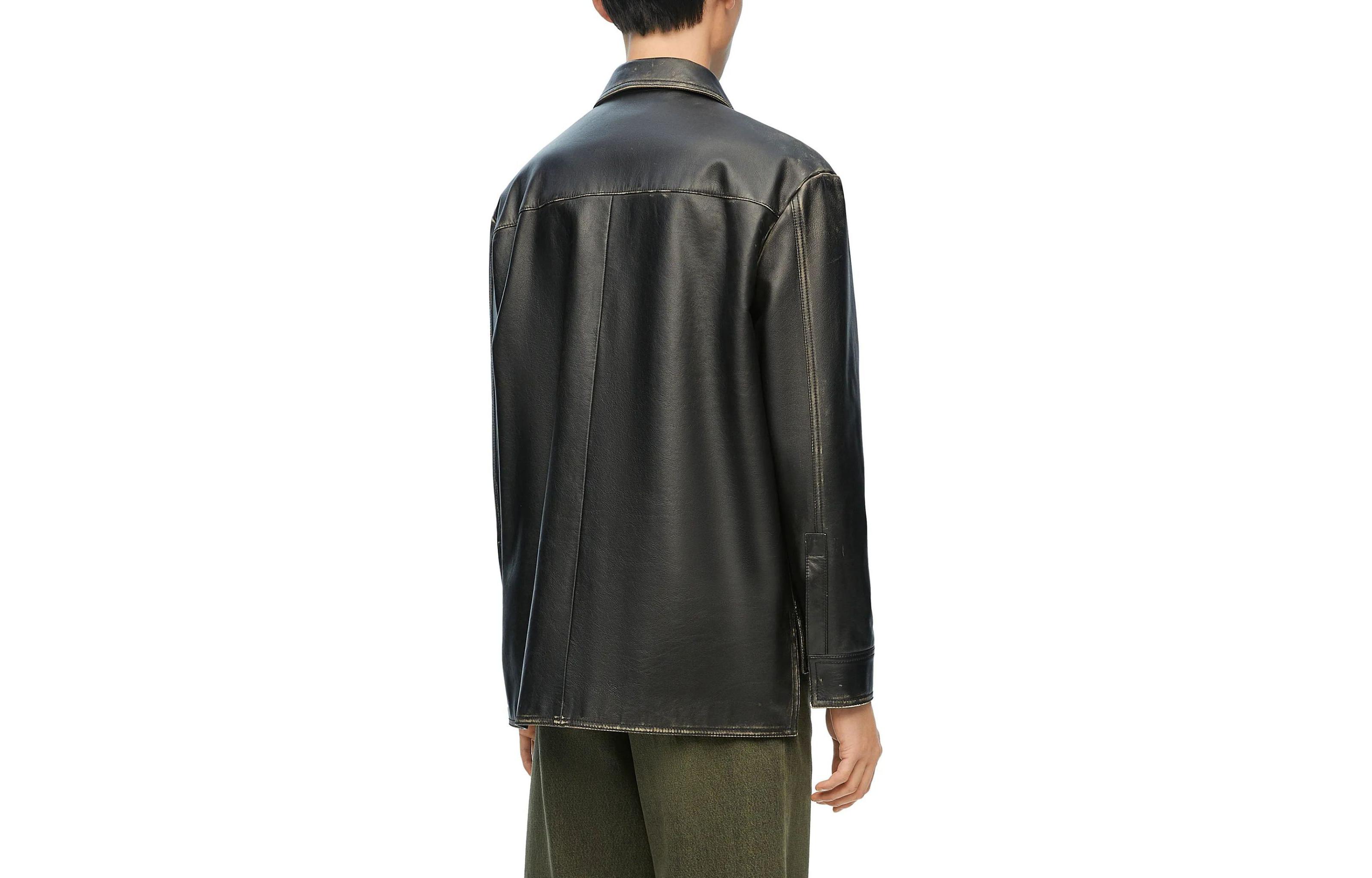 Lookbook Chaqueta de cuero negro LOEWE SS24 con logo grabado y efecto desgastado. H526Y34L07-1100