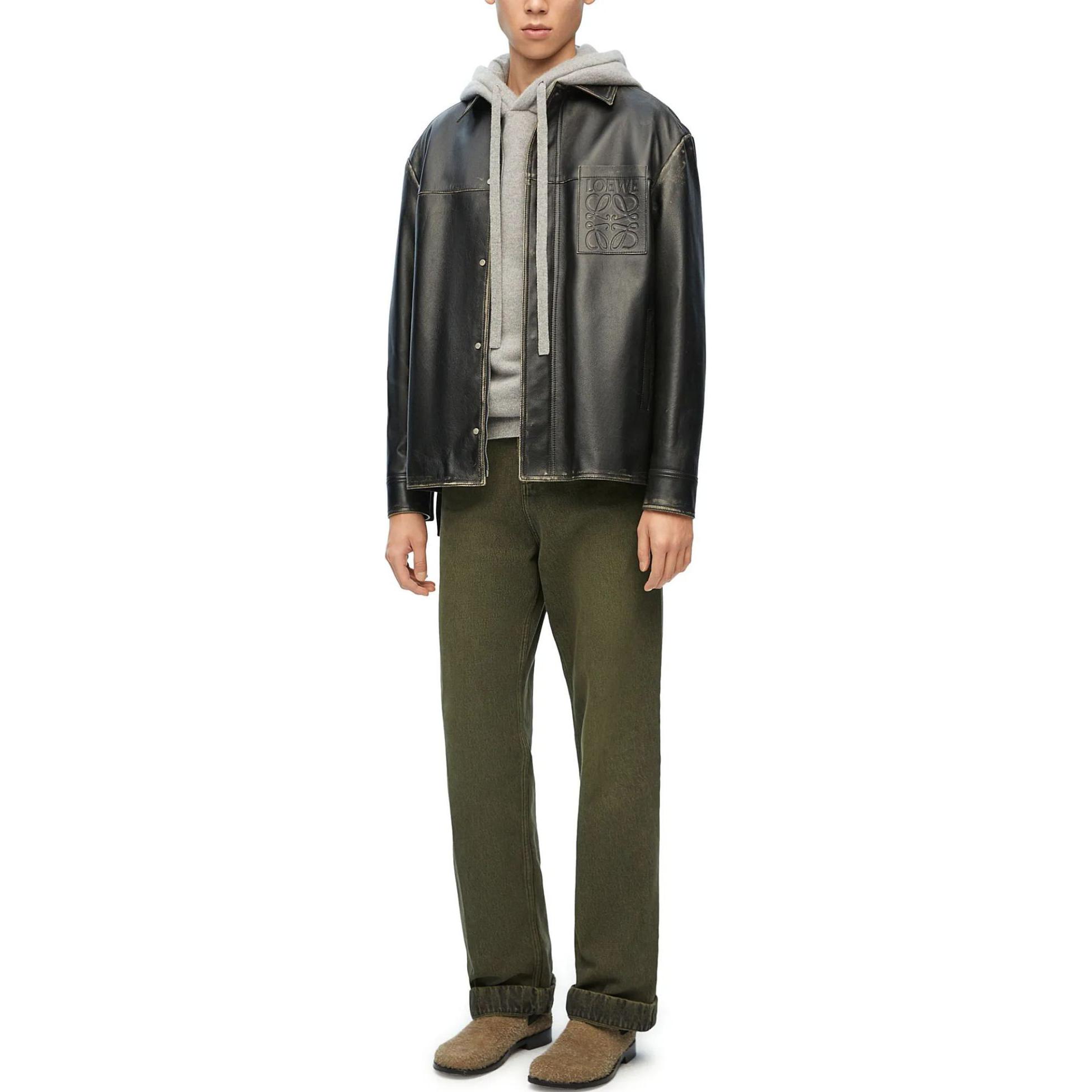 Shop Chaqueta de cuero negro LOEWE SS24 con logo grabado y efecto desgastado. H526Y34L07-1100