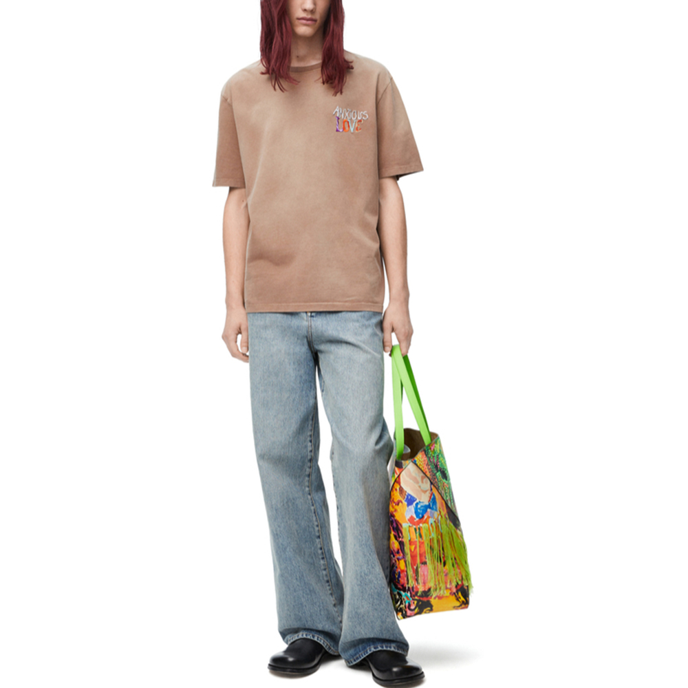 Lookbook LOEWE SS24 Kemeja-T Crewneck Coklat Sulaman Huruf HSM1Y22J04-3428