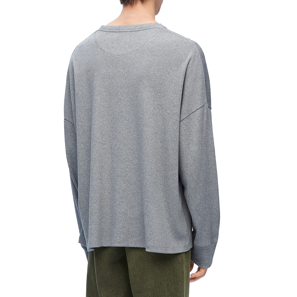 Shop ロエベ SS24 グレー ロゴ刺繍 クルーネック 長袖Tシャツ H526Y22XAZ-1440