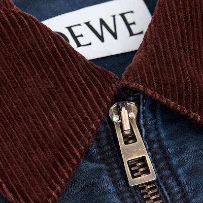 LOEWE SS24 Indigo Zip-Up Loose-Fit Jacket with Solid Color Logo. H526Y02W80-5380 Sizing LOEWE SS24 Indigo Zip-Up Loose-Fit Jacket with Solid Color Logo. H526Y02W80-5380