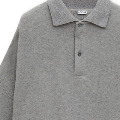 LOEWE SS24 オーバーサイズ アシンメトリック ボタンポロシャツ メンズ リードグレー H526Y23X44-1680 Details for LOEWE SS24 オーバーサイズ アシンメトリック ボタンポロシャツ メンズ リードグレー H526Y23X44-1680