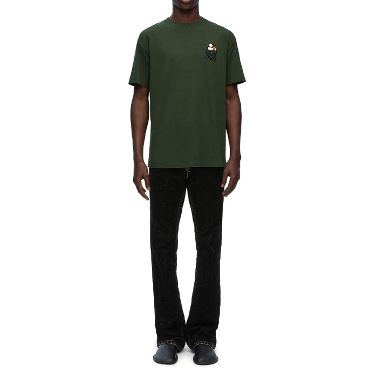 Lookbook LOEWE SS24 x Suna Fujita 刺繡熊貓寬鬆版T恤 軍綠色。 H526Y22XB4-8522