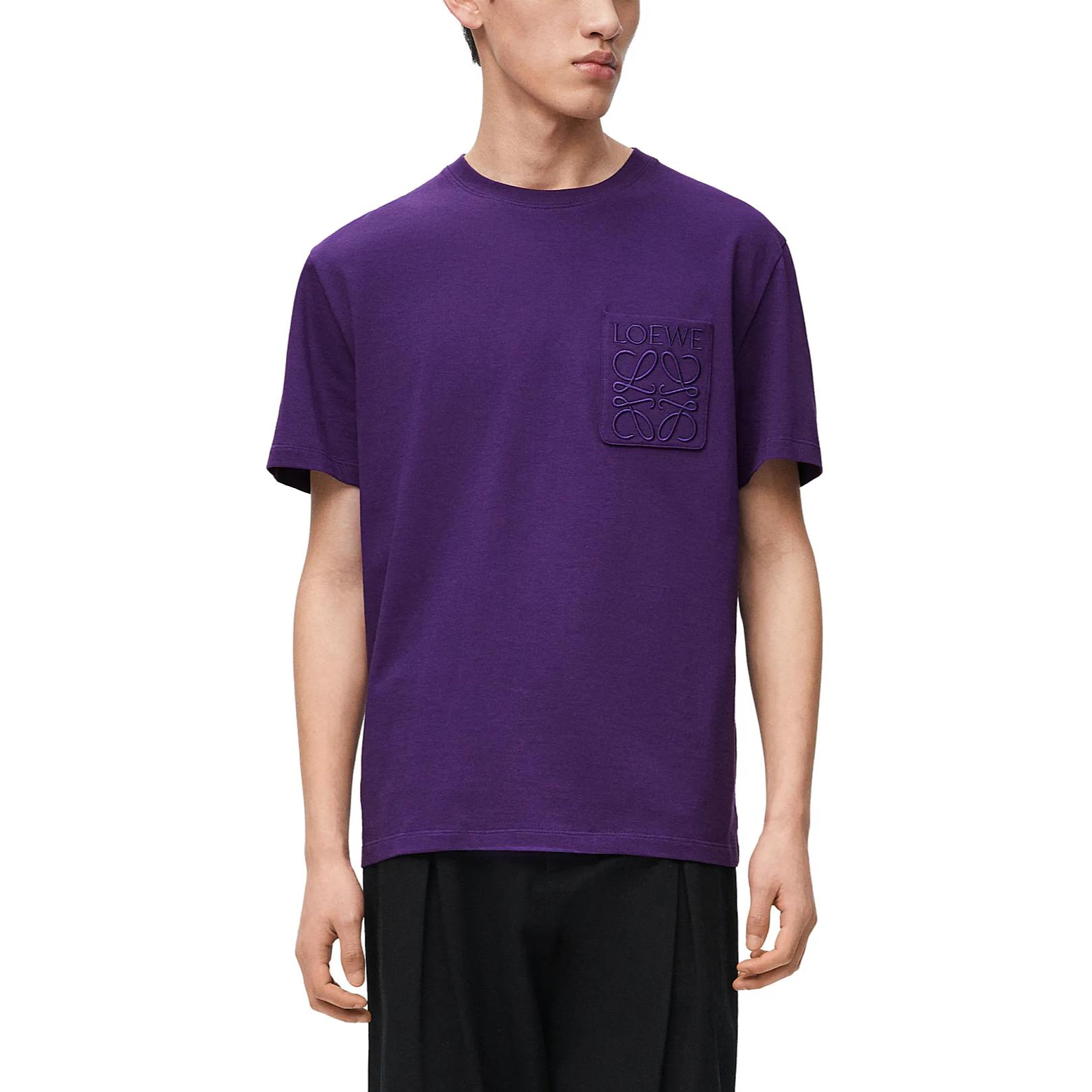 Lookbook Camiseta LOEWE SS25 Holgada Logo Bordado Bolsillo Rosa Púrpura. H526Y22XBC-6160