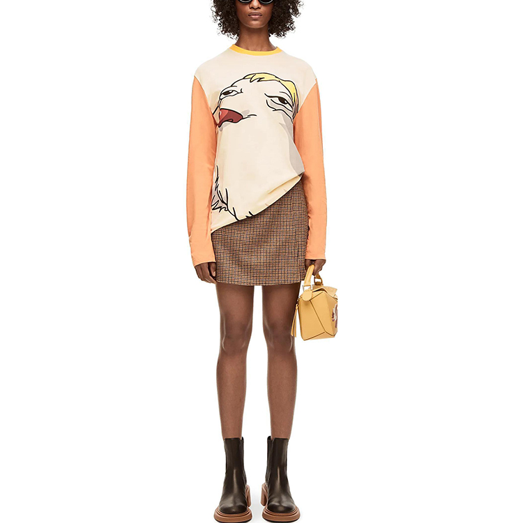 Lookbook Camiseta Unisex Manga Larga Beige LOEWE x El Castillo Ambulante SS23 Estampado. SB44Y22X13-2140