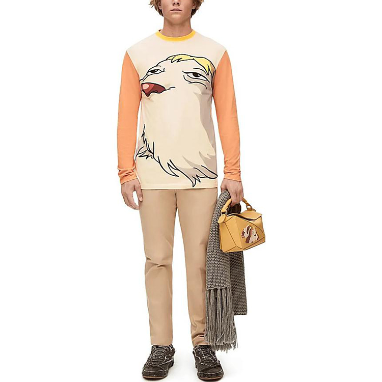 Shop Camiseta Unisex Manga Larga Beige LOEWE x El Castillo Ambulante SS23 Estampado. SB44Y22X13-2140