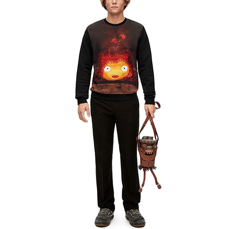 Lookbook LOEWE x Howl''s Moving Castle SS23 Baju Hitam Cetakan Api Unisex. SB44Y25X05-1489