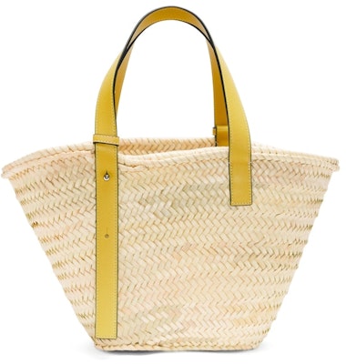 LOEWE x 龍貓手提籃袋,黃棕櫚葉與小牛皮材質。 Order LOEWE x 龍貓手提籃袋,黃棕櫚葉與小牛皮材質。