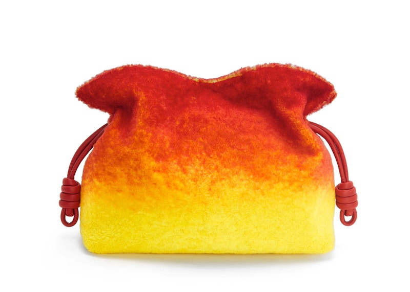 Order Clutch ROJO de LOEWE x Howl's Moving Castle Calcifer Flamenco en Shearling.