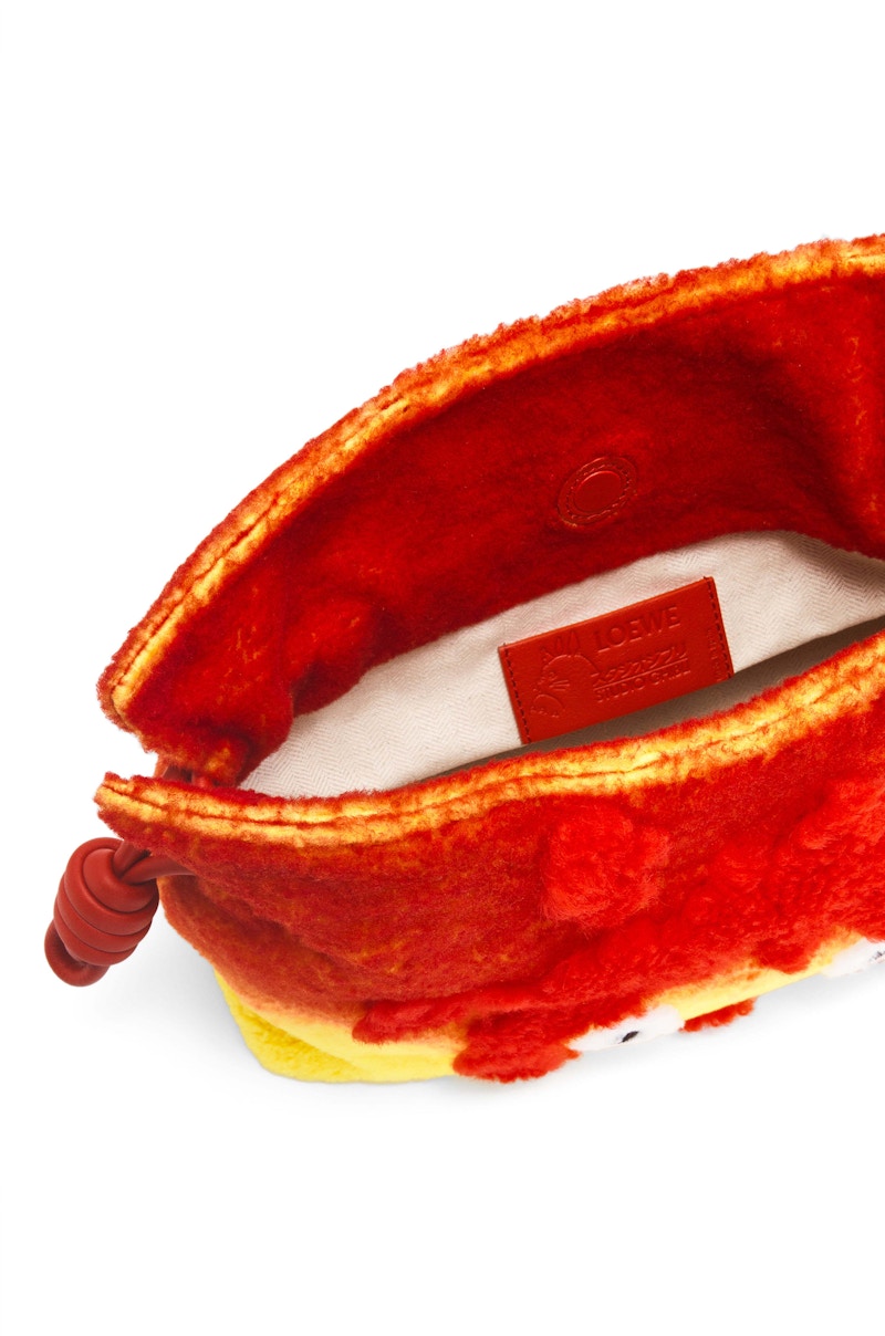 Lookbook Clutch ROJO de LOEWE x Howl's Moving Castle Calcifer Flamenco en Shearling.
