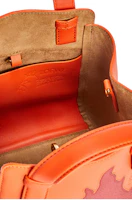 Lookbook Bolso LOEWE x Howl's Moving Castle Calcifer Hammock en Piel Satinada Naranja.