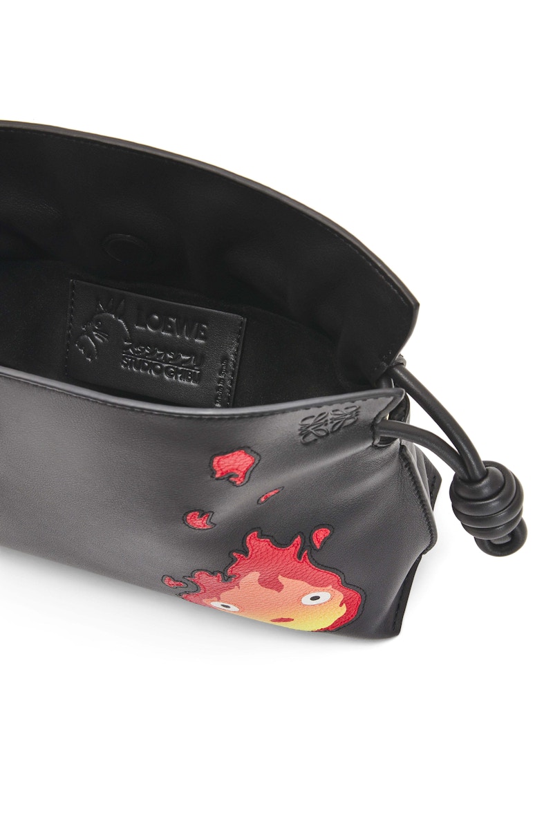 Lookbook LOEWE x 哈尔的移动城堡卡西法迷你火焰纳帕小牛皮手拿包黑色