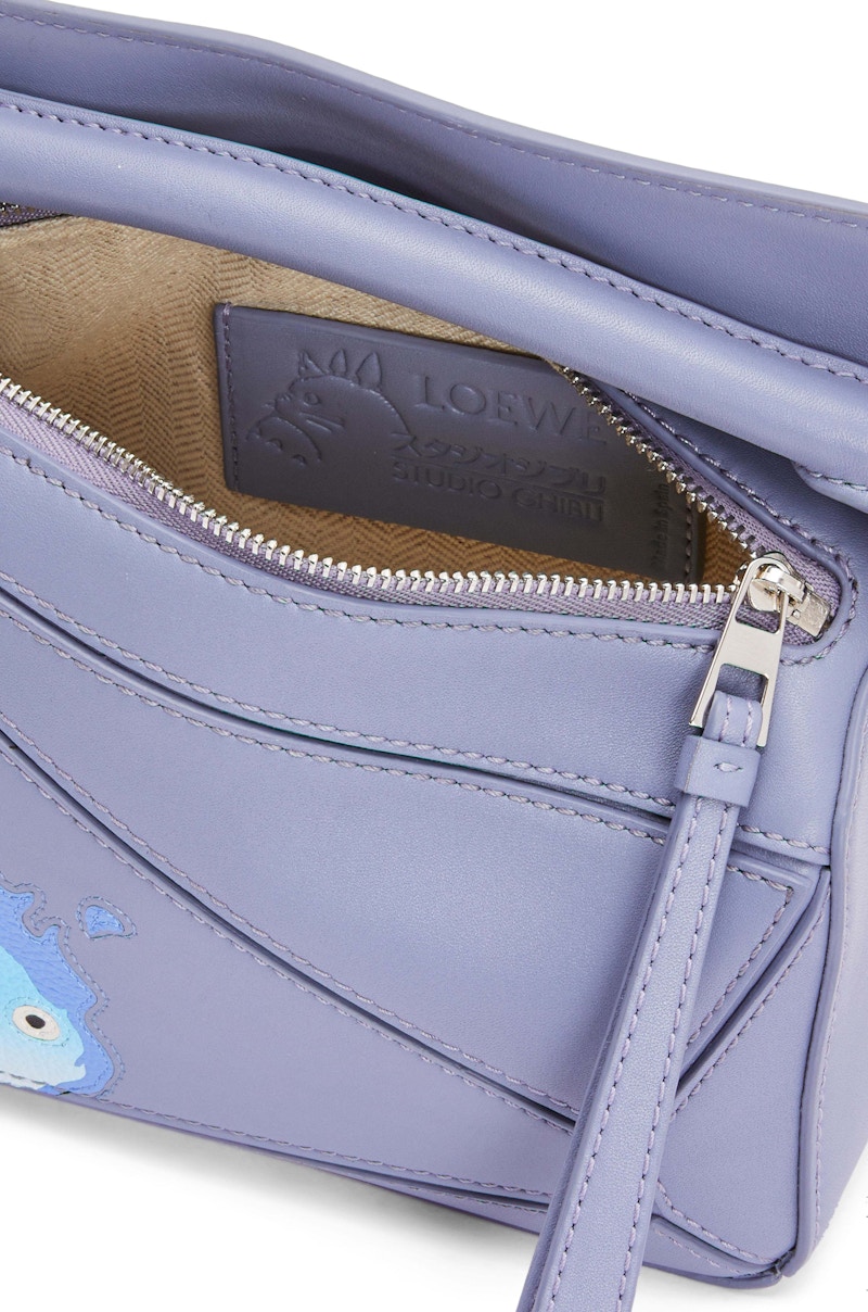 Lookbook LOEWE x 哈爾移動城堡Calcifer迷你Puzzle藍莓小牛皮手袋
