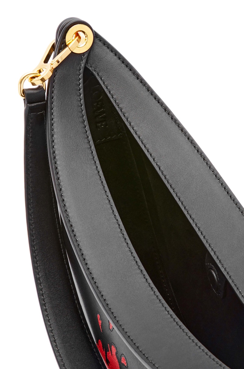 Lookbook Bolso Luna Pequeño LOEWE x Howl's Calcifer en Cuero Satén Negro.