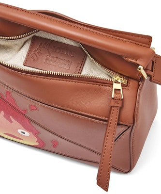 Bolso Puzzle Pequeño LOEWE x Howl's Moving Calcifer en Piel Satinada Oxidado Lookbook Bolso Puzzle Pequeño LOEWE x Howl's Moving Calcifer en Piel Satinada Oxidado