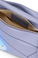Lookbook Bolso Pequeño LOEWE x Howl's Calcifer en Piel Satinada Color Arándano.