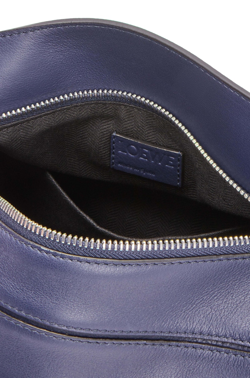 Lookbook LOEWE x 龍貓 卡西法小型小牛皮腰包，海軍藍配色。