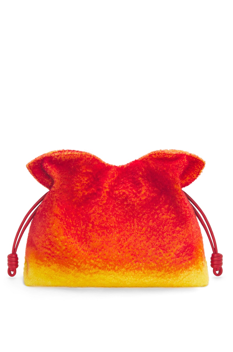Order LOEWE x Howls Calcifer XL Flamenco Clutch en Shearling Rojo.