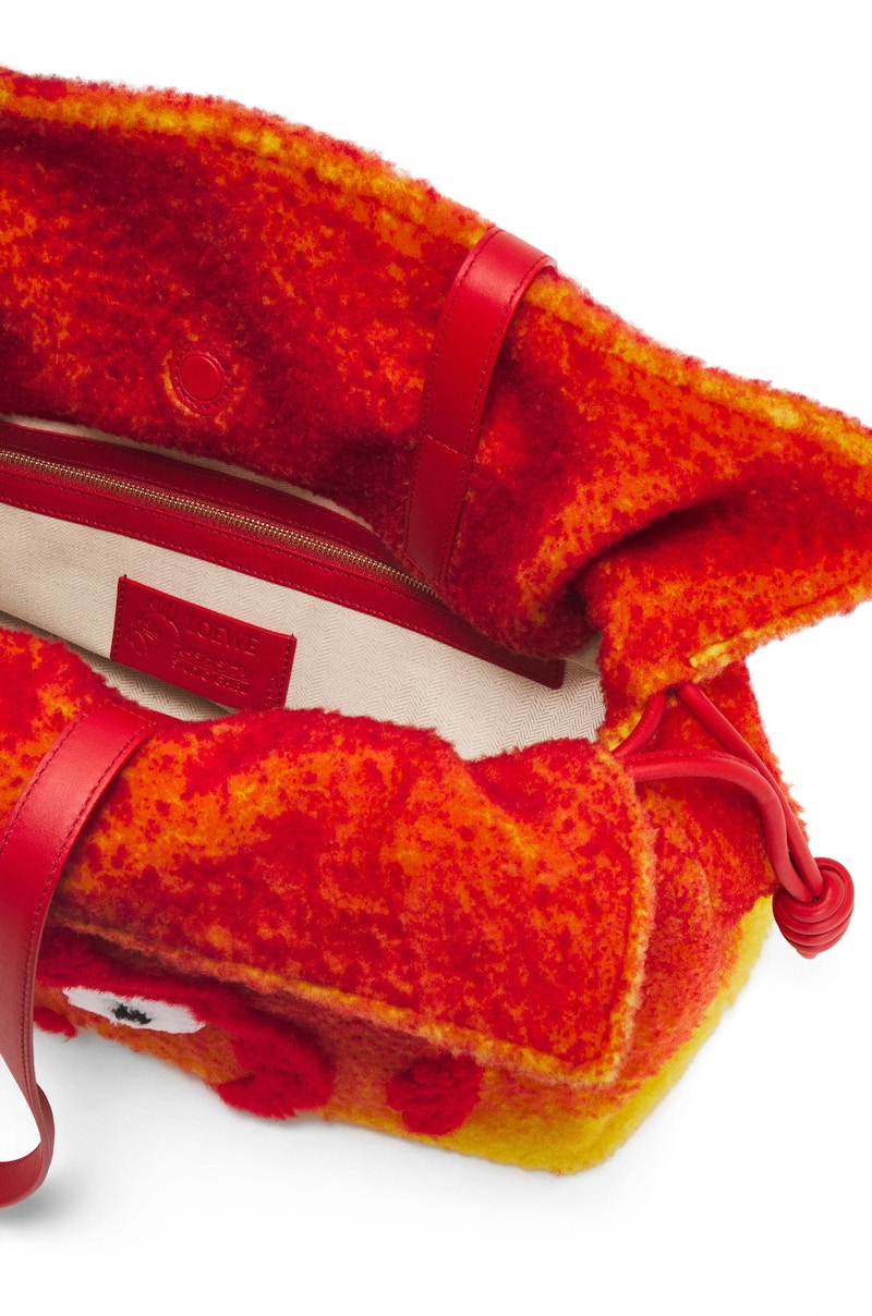 Lookbook LOEWE x Howls Calcifer XL Flamenco Clutch en Shearling Rojo.