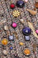 Selendang Berhias LOEWE x Howls dalam Campuran Kasmir dan Bulu Berwarna-warni Order Selendang Berhias LOEWE x Howls dalam Campuran Kasmir dan Bulu Berwarna-warni