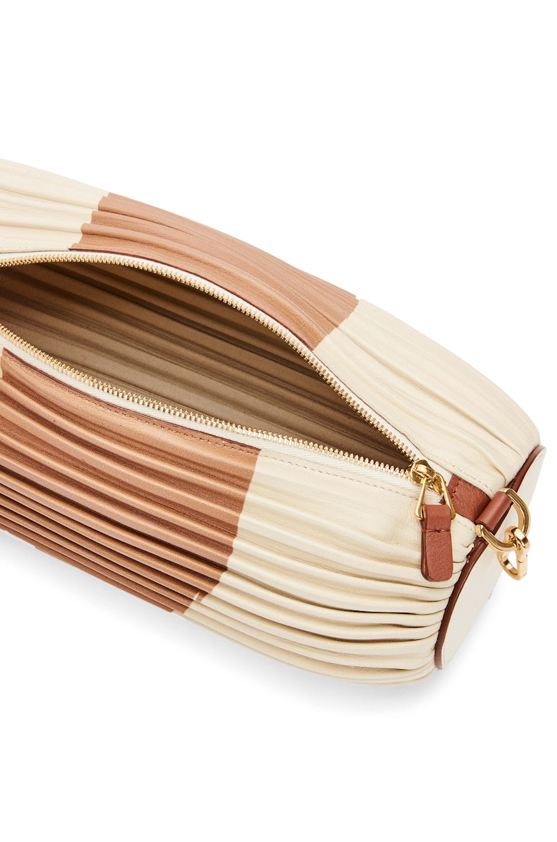 Lookbook LOEWE x Howls Bolso Pulsera Heen en Napa Plisada Rust