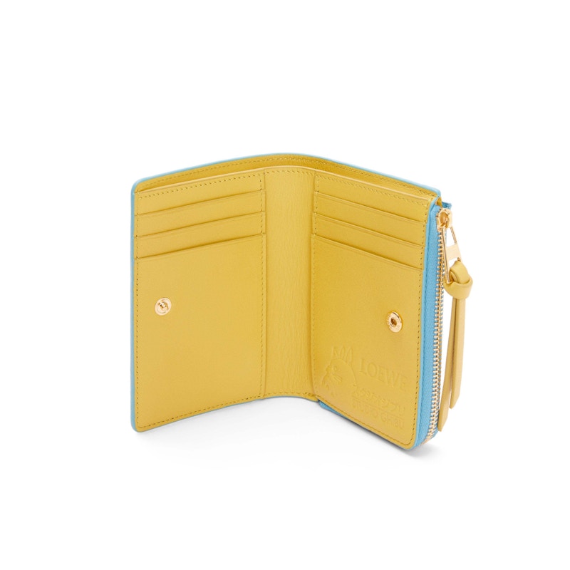 Order LOEWE x 霍爾的移動城堡 經典牛皮輕藍色拉鍊雙折錢包。
