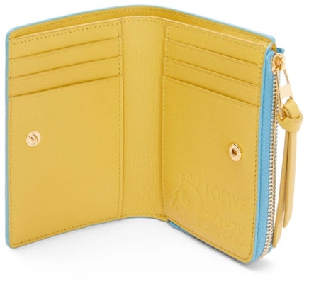 LOEWE x 霍爾的移動城堡 經典牛皮輕藍色拉鍊雙折錢包。 Order LOEWE x 霍爾的移動城堡 經典牛皮輕藍色拉鍊雙折錢包。