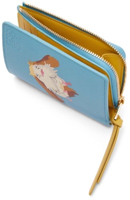 LOEWE x 霍爾的移動城堡 經典牛皮輕藍色拉鍊雙折錢包。 Lookbook LOEWE x 霍爾的移動城堡 經典牛皮輕藍色拉鍊雙折錢包。