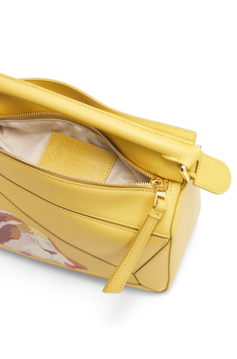 Lookbook LOEWE x 霍爾的移動城堡 小號拼圖包 黑黃色緞面小牛皮款式