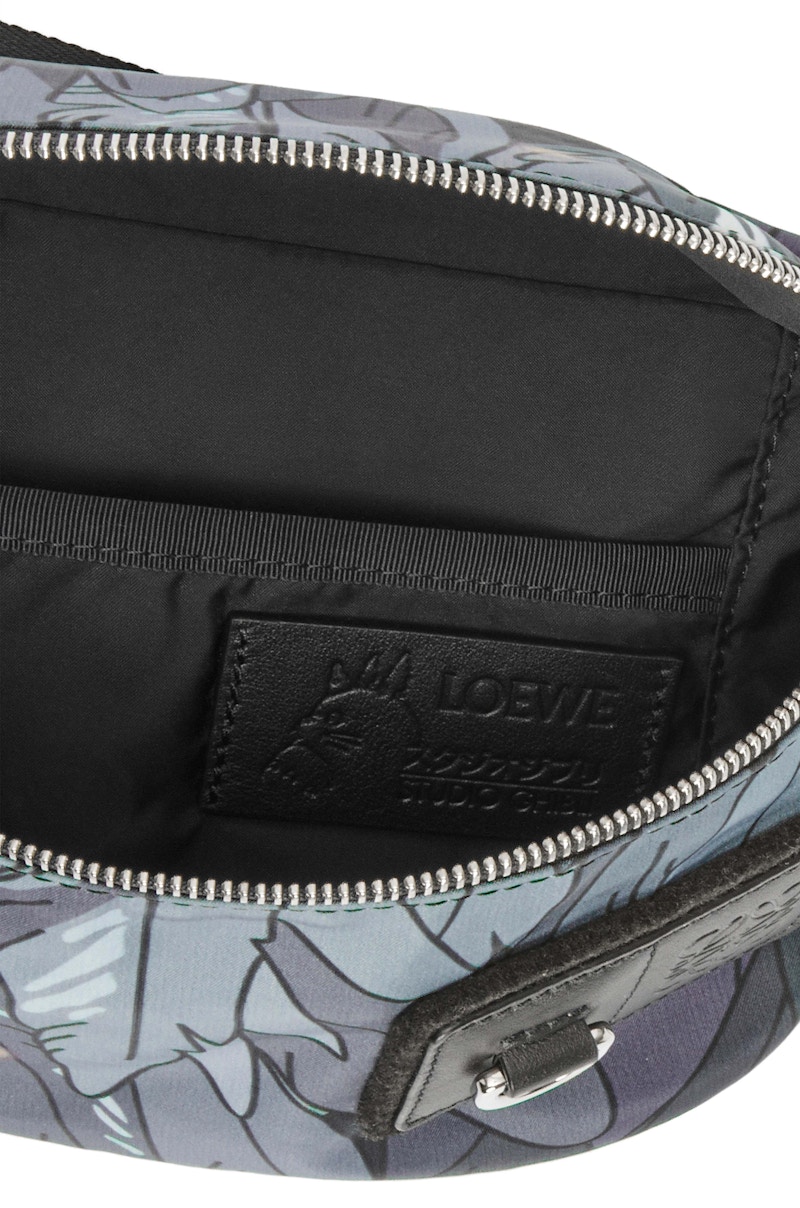 Lookbook LOEWE x 哈爾的移動城堡黑色尼龍腰包