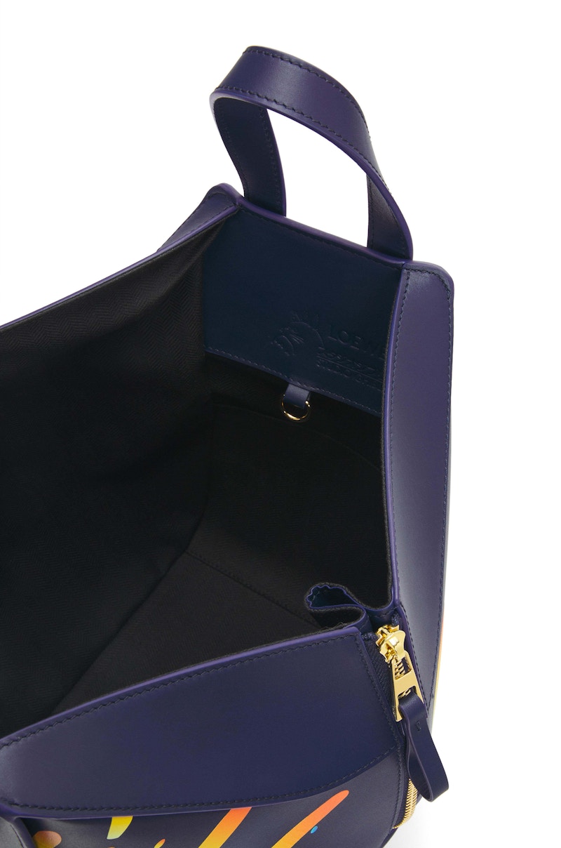 Lookbook LOEWE x 哈尔的移动城堡魔法天空海军蓝小型牛皮吊床包