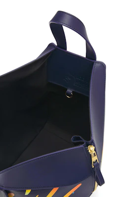 LOEWE x 哈尔的移动城堡魔法天空海军蓝小型牛皮吊床包 Lookbook LOEWE x 哈尔的移动城堡魔法天空海军蓝小型牛皮吊床包