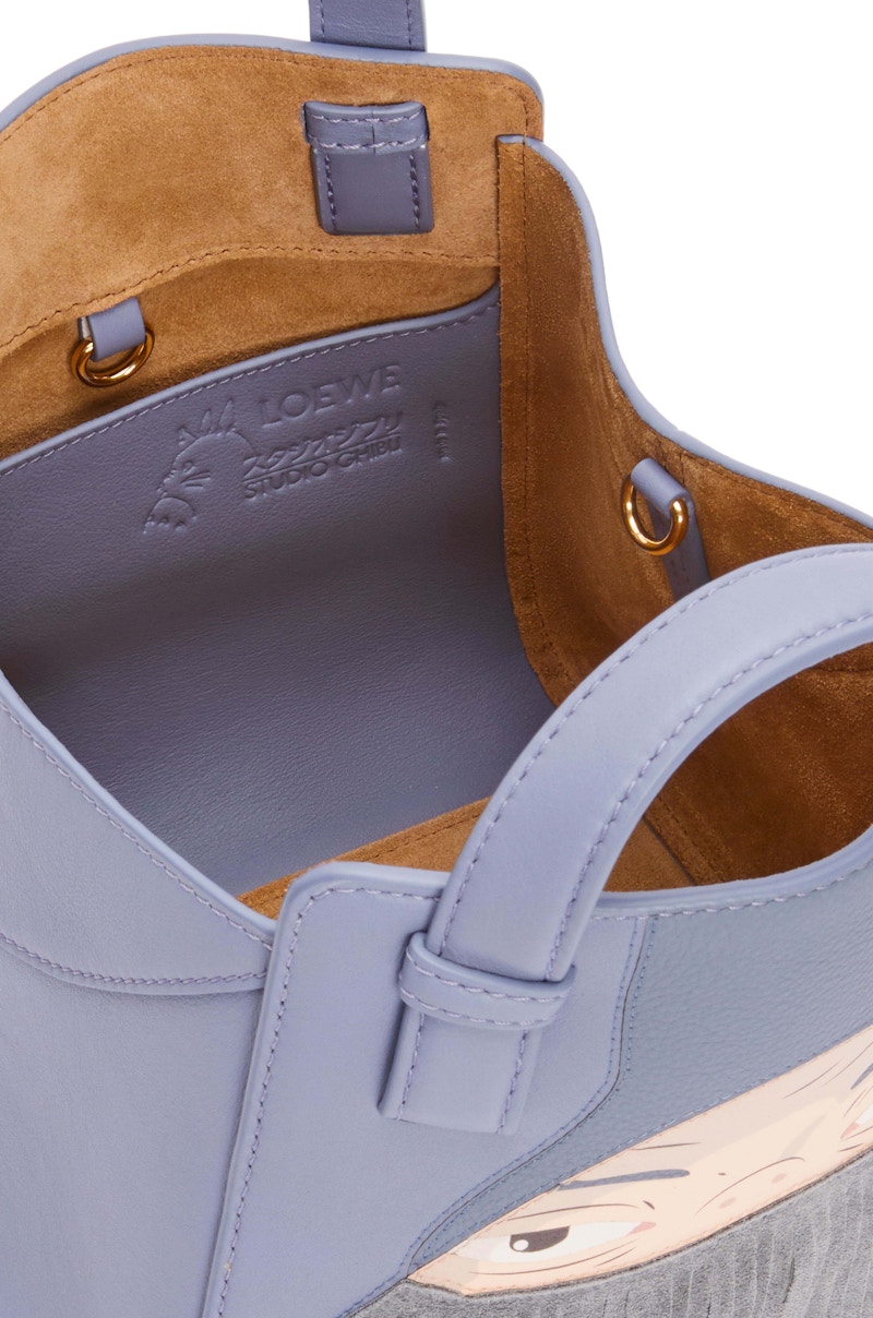 LOEWE x Howls Markl Hammock Nugget Bag In Nappa Calfskin Blueberry 圖 3