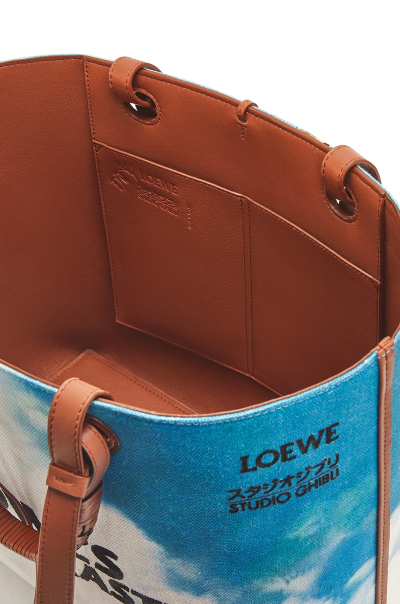 Lookbook Bolso Tote LOEWE x El Castillo Ambulante Anagrama en Lona y Piel Multicolor